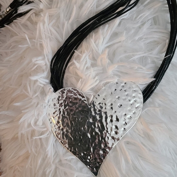 TRÏBE Large Hammered Silver Heart On Leather Like Necklace NWT - Picture 3 of 4